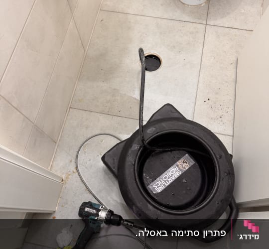 כלי עבודה וצינור בחדר אמבטיה